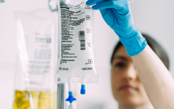 A nurse hangs of bag of one of Baxter’s parenteral nutrition (PN) solutions.