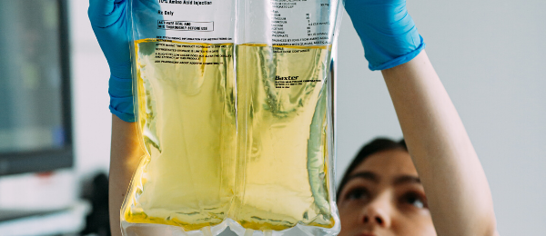 A nurse hangs of bag of one of Baxter’s parenteral nutrition (PN) solutions